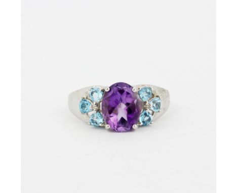 A 925 silver ring set with an oval cut amethyst and blue topaz, (S).