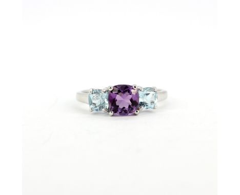 A 925 silver ring set with cushion cut amethyst and blue topaz, (S).