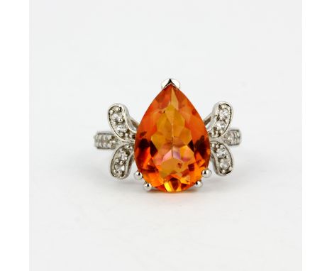 A 925 silver ring set with a large pear cut natural jasper, (L.5).