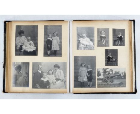 Quantity of cloth and leatherbound photograph albums of vintage black and white photographs to include portraits, British top