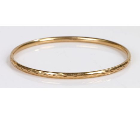 9 carat gold bangle, with impressed line decoration, 4.5 grams