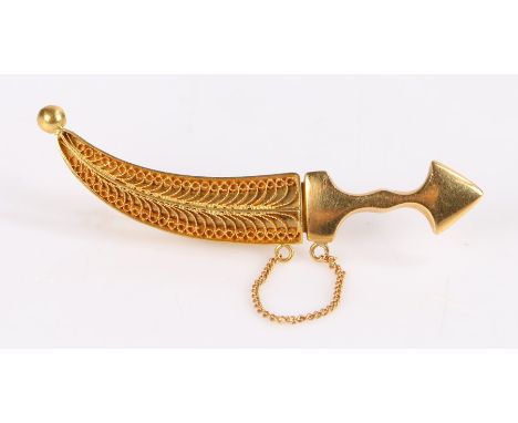 Middle Eastern yellow metal kukri and scabbard brooch, 5.5cm long, gross weight 8.0g&nbsp;