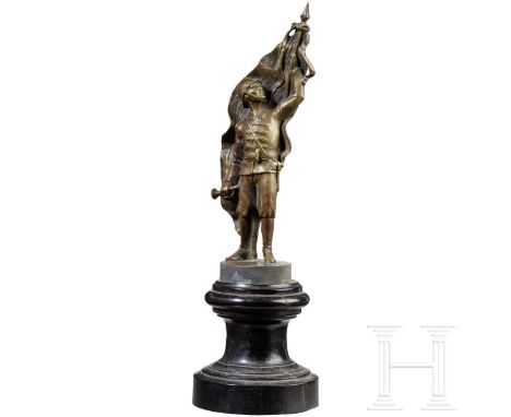 Bronzefigur eines Feuerwehrmanns  Bronze mit brauner Patina. Stehender Feuerwehrmann mit Fahne und Signalhorn in den Händen, 