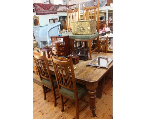 Early 20th Century oak extending dining table, two leaves and winder 74cm high by 141cm long by 122cm wide (without leaves) t