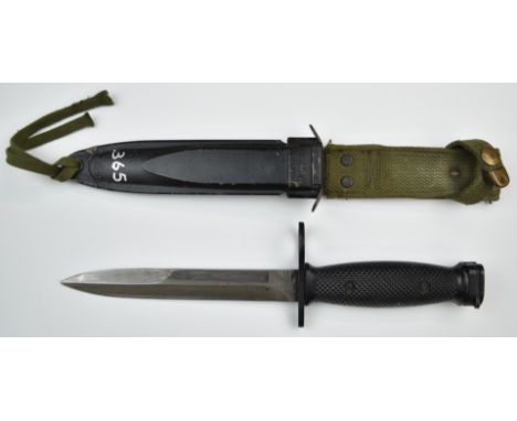 American M7 bayonet with 17cm blade, cross guard stamped C7 Nella, M8 scabbard and belt attachment.&nbsp;PLEASE NOTE ALL BLAD