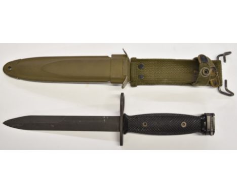 American M7 pattern bayonet with chequered grip, 17cm blade, scabbard and belt hook.&nbsp;PLEASE NOTE ALL BLADED ITEMS ARE SU