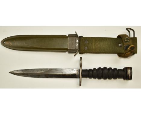 American M4 bayonet with 16cm blade, cross guard stamped US M4 Camillus, M8 scabbard and belt attachment.&nbsp;PLEASE NOTE AL