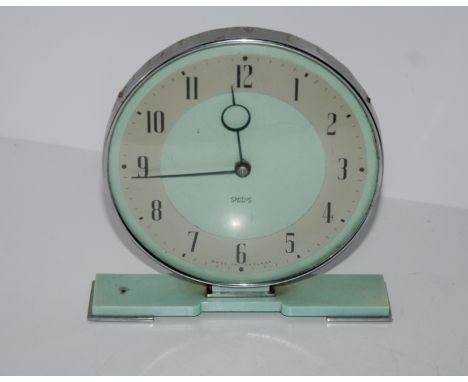 A box of miscellaneous including Smith's mantle clock, three piece tea service, thermos etc Condition Report: Available upon 
