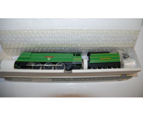 A Wrenn W2266 Plymouth locomotive, W2207 Tank Engine and seven various Wrenn coaches all in original boxes Condition Report: 