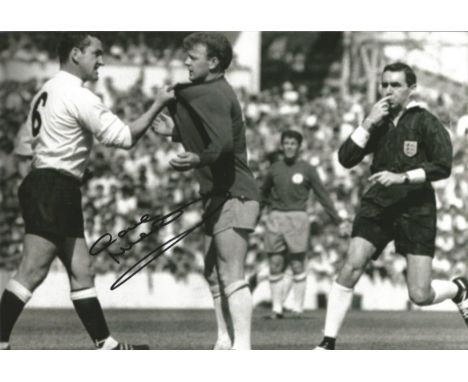 Dave Mackay 12x8 signed b/w photo pictured in the iconic photo with fellow scot Billy Bremner. David Craig Mackay (14 Novembe