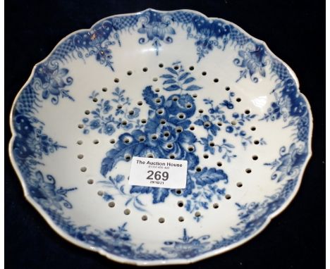 18th c. Chinese copy of a Worcester blue and white painted drainer, 19cm