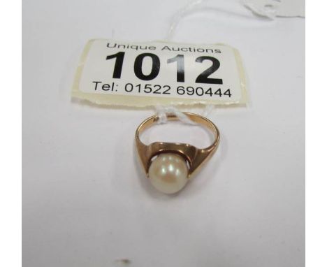 A 9ct gold pearl ring, size I