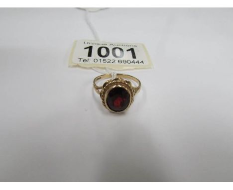 A 9 carat gold ring set cornelian, size O