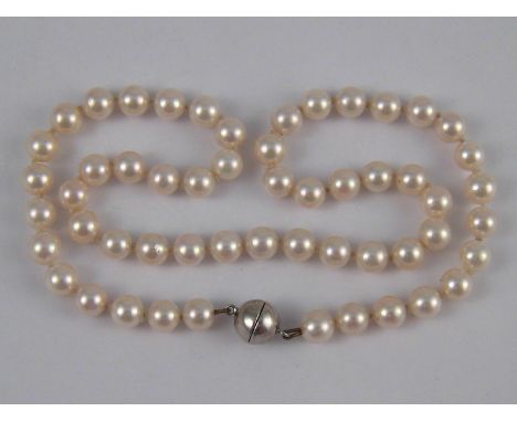 A cultured pearl necklace, approx 45cm long, pearls approx 7.2mm diameter.