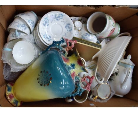 Ceramics - an Aynsley Las Palmas pattern part tea set, including cups, saucers, side plate, bread and butter plate, milk jug;