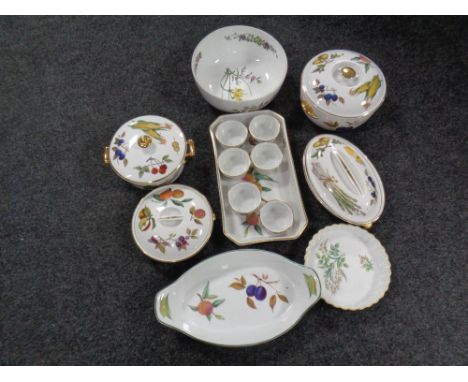 Fourteen pieces of Royal Worcester Evesham and Astley and Hedgerow oven to tableware 