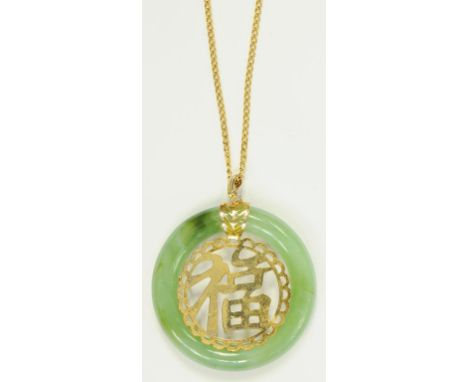 A CHINESE, JADE AND GOLD COLOURED METAL PENDANT ON GOLD NECKLET, MARKED 18K 