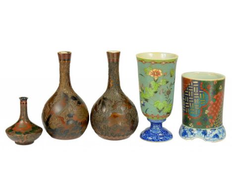 TWO JAPANESE CLOISONNÉ ENAMEL ON PORCELAIN VASES AND ONE AND A PAIR OF JAPANESE LACQUERED PORCELAIN VASES, MEIJI  7.5-14cm h 