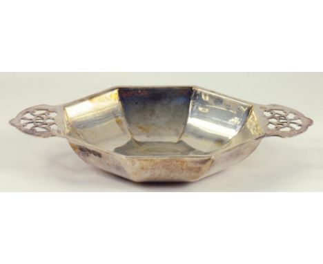 A GEORGE VI SILVER OCTAGONAL BONBON DISH WITH PIERCED HANDLES, SHEFFIELD 1937, 3OZS