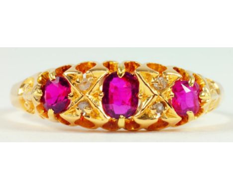 A RUBY AND DIAMOND RING IN 18CT GOLD, BIRMINGHAM 1907, 2.8G