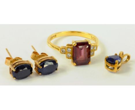 A RUBY AND DIAMOND RING IN 18CT GOLD, A SAPPHIRE PENDANT AND A PAIR OF EARRINGS IN GOLD, 4.3G GROSS