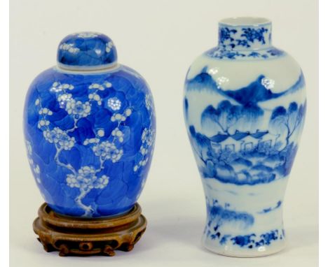 A CHINESE BLUE AND WHITE VASE, KANGXI MARK, 19TH/20TH C AND A CHINESE BLUE AND WHITE PRUNUS JAR AND COVER WITH CRACKED ICE GR