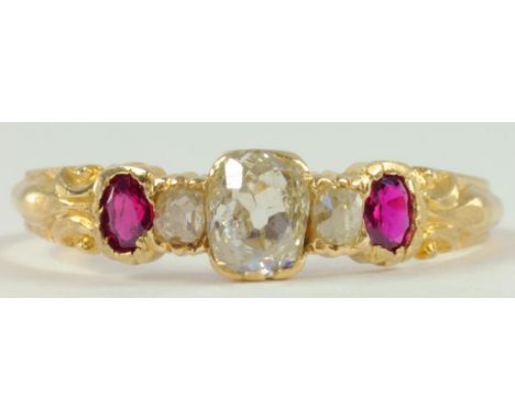 A YELLOW DIAMOND AND RUBY FIVE STONE RING IN GOLD, 1.6G GROSS