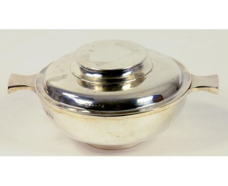 A GEORGE V SILVER QUAICH SHAPED PORRINGER AND COVER, SHEFFIELD 1923 AND 24, 9OZS