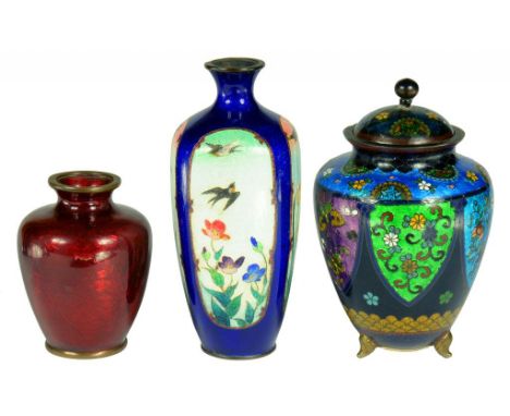 A JAPANESE AKASUKE ENAMEL VASE BY KUMENO TEITARO, A CLOISONNÉ ENAMEL THREE FOOTED VASE AND COVER AND ANOTHER, MEIJI  8.5-15cm