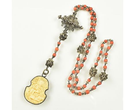 Rosenkranz. Avekugeln aus Korallenwalzen. Paternosterkugeln und Avekreuz aus filigranem Silber. Anhänger aus Elfenbein mit Re