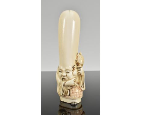 Netsuke. Fukurokuju hält eine Schildkröte als Zepter. Sign. Elfenbein. Japan. Anf. 20. Jh. H 8 cm.CITES vorhanden. Verkauf in