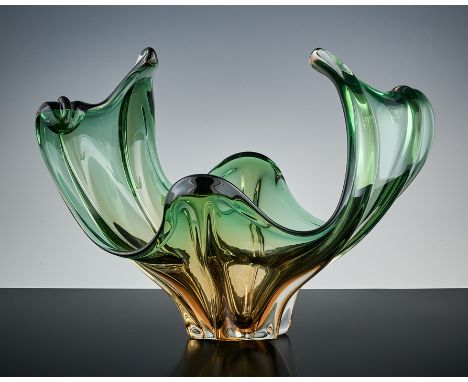 Wellenförmige Schale. Farbverlauf von grün nach gelb. Murano. L 34 cm
