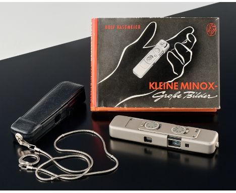 Minox. n: 3,5 mm; f=15 mm. Lederetui. Buch 'Kleine Minox - große Bilder'. L 12 cm