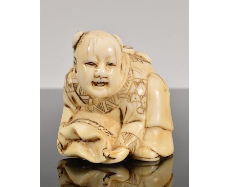 Netsuke.  Lachendes Karako (chines. Kind) birgt ein Stoffbündel. Elfenbein. Japan, um 1900. H 3,5 cmCITES vorhanden. Verkauf 