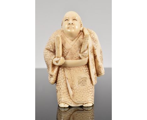 Netsuke. Würdenträger mit Schwert und Fächer. Sign. Elfenbein. Japan, um 1900. H 5CITES vorhanden. Verkauf innerhalb der EU l