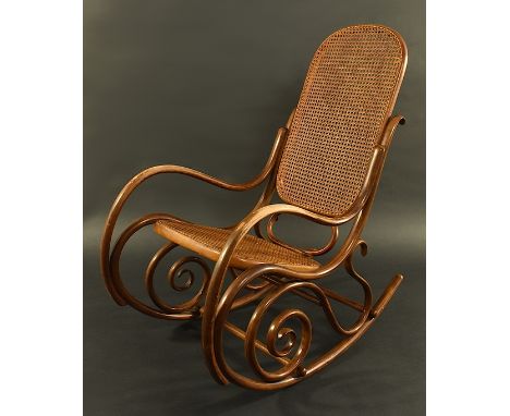 Schaukel-Fauteuil Nr.10. Mit hoher Rückenlehne. Bugholz und Geflecht. Thonet, um 1900.