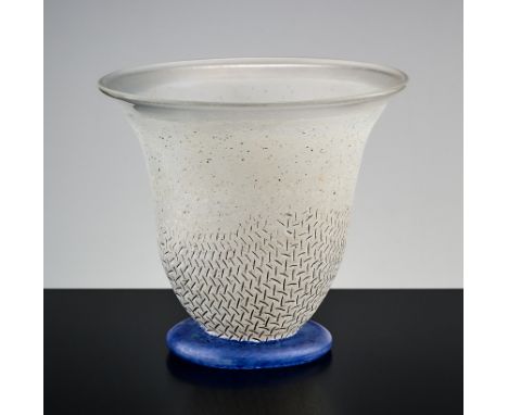 Künstlervase von Bertil Vallien.  Geflechtartiger Dekor mit Irisierung. Bez. B. Vallien 57862. Kosta Boda. Schweden, 1980-er 