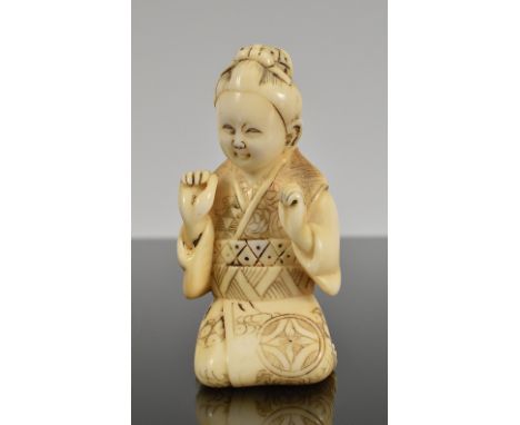 Netsuke. Kleines Mädchen im Kimono kniet. Sign. Elfenbein, Japan, Anfang 20. Jh. H 4,5 cm.CITES vorhanden. Verkauf innerhalb 