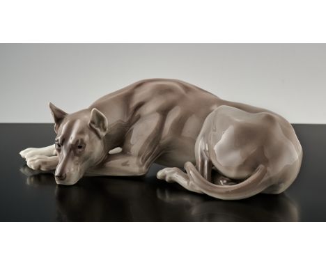 Liegende deutsche Dogge.  Unterglasurbemalung. Modellnummer 151. Entwurf Theodor Kärner (1885-1966). Blindprägemarke Nymphenb