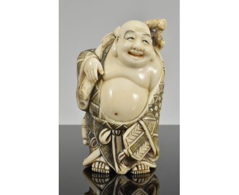 Okimono. Lachender Hotei mit großem Sack über dem Rücken. Elfenbein. Sign. Japan, um 1900. H. 7 cmCITES vorhanden. Verkauf in