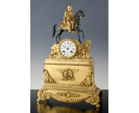 Feine Bronze doré "Pendule Romantique". Figurale Szene: Napoleon hoch zu Ross. Emailzifferblatt (Haarriss) bez.: 'Roller Fab,
