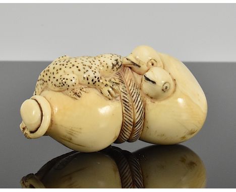 Netsuke. In einer Kürbisflasche nistendes Spatzenpaar wird von Salamander gefüttert. Sign. Elfenbein. Japan, Meiji-Zeit. L 4,