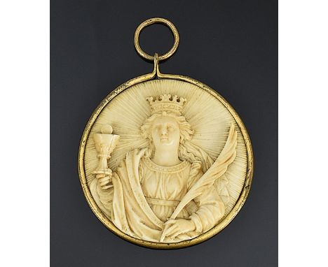 Elfenbeinrelief mit Darstellung der Heiligen Barbara.  In den Händen Kelch und Krone. Rs. Waage von Wolken umgeben. Vergoldet