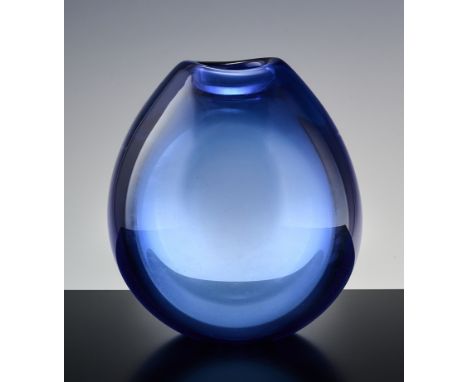 Holmegaard Vase.  Ovoid. Blaugefärbte Glasmasse. Bez. Holmegaard 1958 dat. H 17 cm