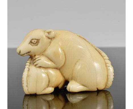 Netsuke. Rattenmutter mit ihrem Jungen. Sign. Elfenbein. Japan. Meiji-Zeit. L 4 cm.CITES vorhanden. Verkauf innerhalb der EU 