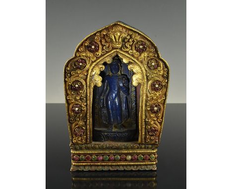 Reliquienbehälter (G'au).  Ziselierte Aureole aus vergoldeter Bronze mit Flussperlen und Edelsteinen. Im Inneren blau bemalte