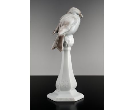 Spatz auf Postament. Unterglasurbemalung. Rosenthal, um 1910. H 18 cm