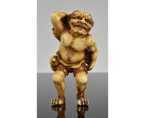 Hervorragendes Netsuke. Oni mit kräftiger Statur. Eingelegte Augen. Auf dem Rücken aufgerollter Schirm und Miso-Schale. Meist