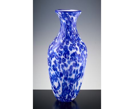 Balustervase. Beinglas mit blauen Einschmelzungen. Murano. 20. Jh. H 36 cm