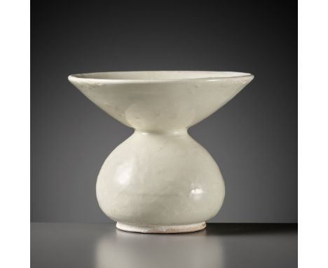 A WHITE-GLAZED XING ZHADOU, LATE TANG DYNASTY TO FIVE DYNASTIES PERIOD 唐末至五代邢窯白釉渣斗China, 9th-10th century. The compressed glo